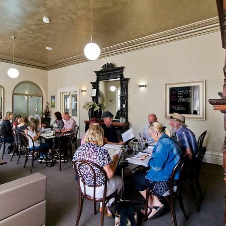 Deloraine Hotel Exterior photo