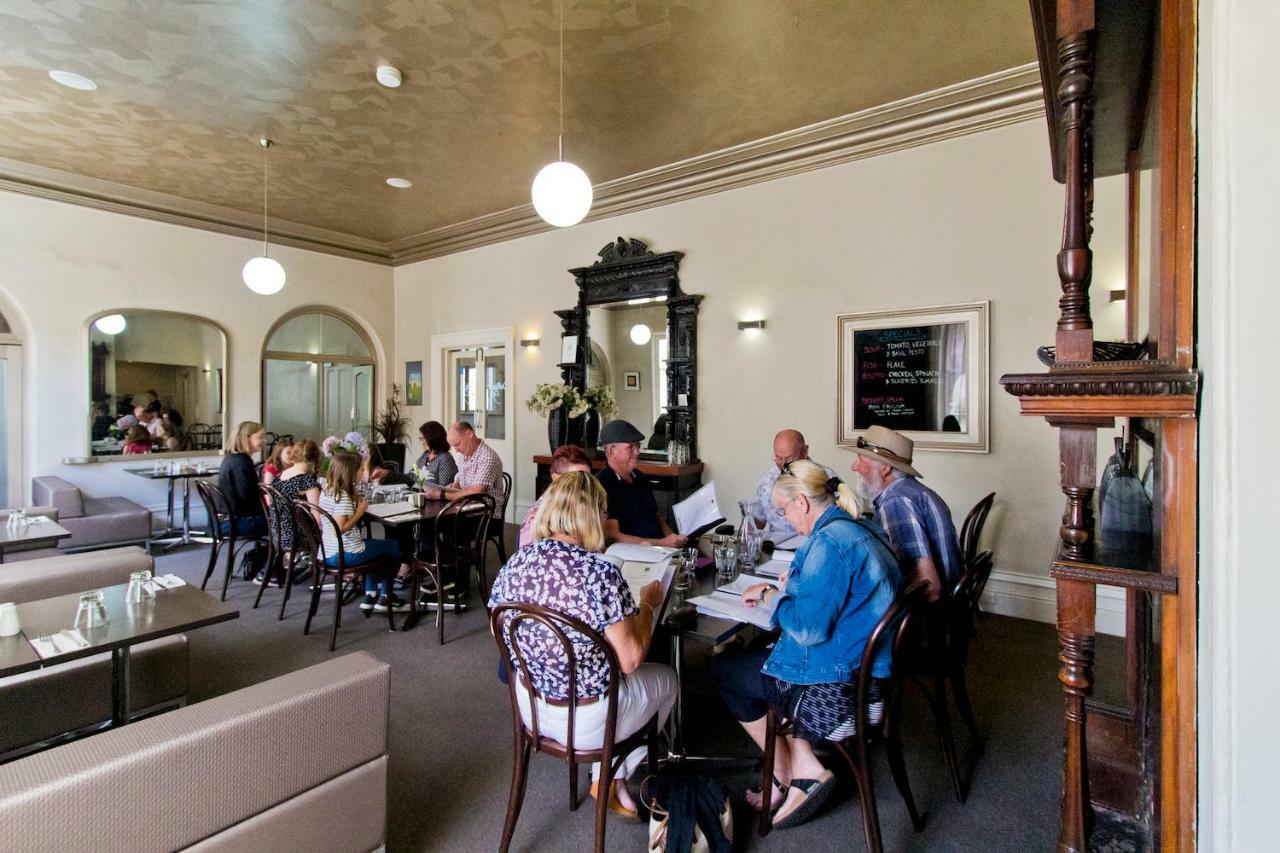 Deloraine Hotel Exterior photo